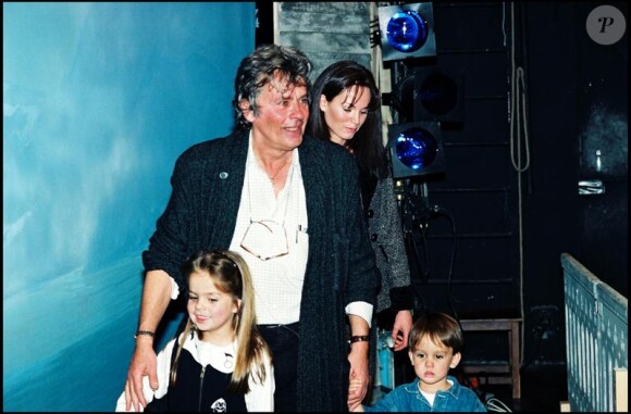 Alain Delon, sa femme Rosalie et leurs enfants Anouchka et Alain-Fabien, en novembre 1996.