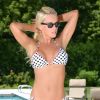 Naturelle, Jenny McCarthy pose en bikini au bord de sa piscine à Chicago le 1er août 2012