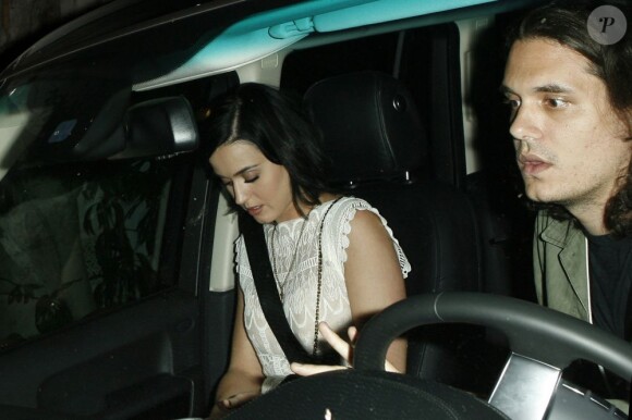 Katy Perry et John Mayer devenus inséparables, sortent du célèbre Château Marmont à Los Angeles le 1er août 2012