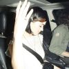 Katy Perry tente d'éviter les paparazzi lors d'une sortie avec John Mayer au Château Marmont à Los Angeles le 1er août 2012