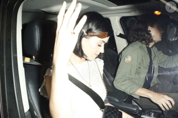 Katy Perry tente d'éviter les paparazzi lors d'une sortie avec John Mayer au Château Marmont à Los Angeles le 1er août 2012