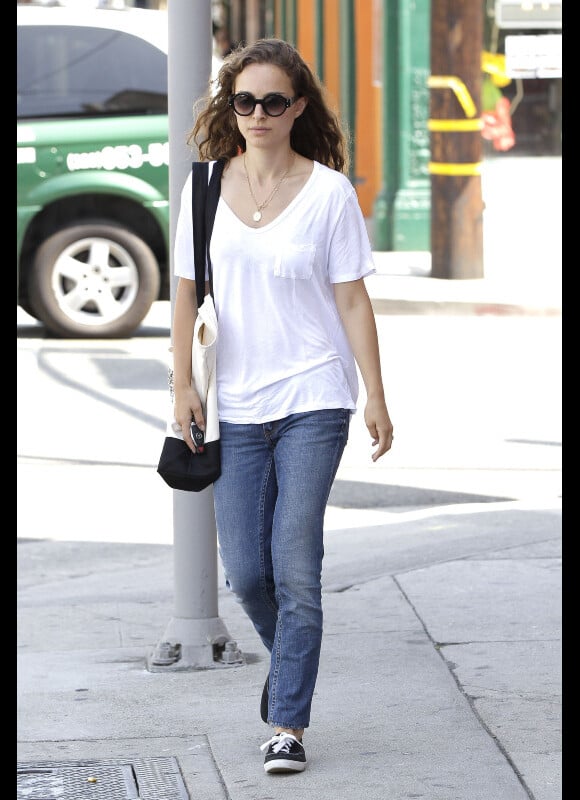 Natalie Portman, au naturel, sort de déjeuner à Hollywood, le 1er août 2012