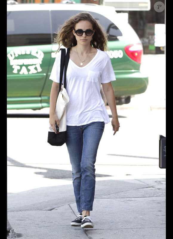 La belle Natalie Portman sort de déjeuner à Hollywood, le 1er août 2012