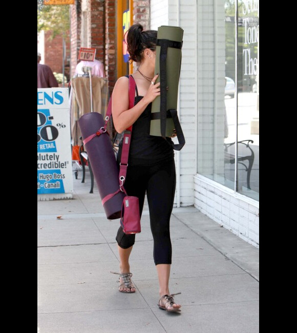 Vanessa Hudgens quitte son cours de yoga avec son petit ami Austin Butler, le jeudi 2 août 2012.
