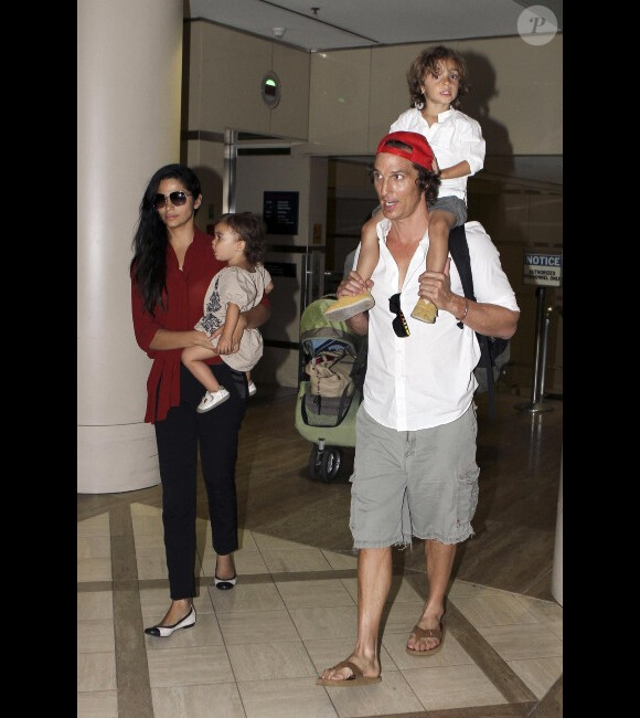 Matthew McConaughey avec Camila Alves et leurs enfants Vida et Levi le 16 septembre 2011