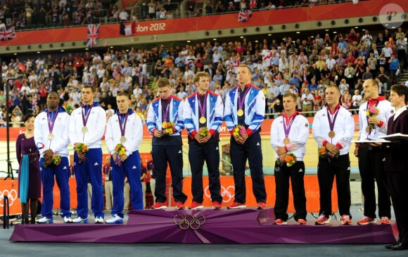 Les tricolores avaient les mâchoires serrés lors de la remise des médailles le 2 août 2012 à l'issue de la vitesse par équipe