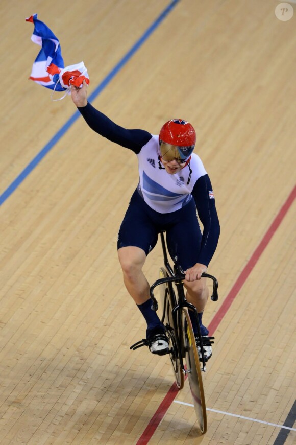 Chris Hoy célèbre la médaille d'or obtenue par l'équipe de Grande Bretagne lors des Jeux olympiques de Londres le 2 août 2012