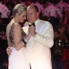 Chalene Wittstock et le Prince Albert, plus complices que jamais lors du Bal de la Croix-Rouge à Monaco, le vendredi 3 août 2012.