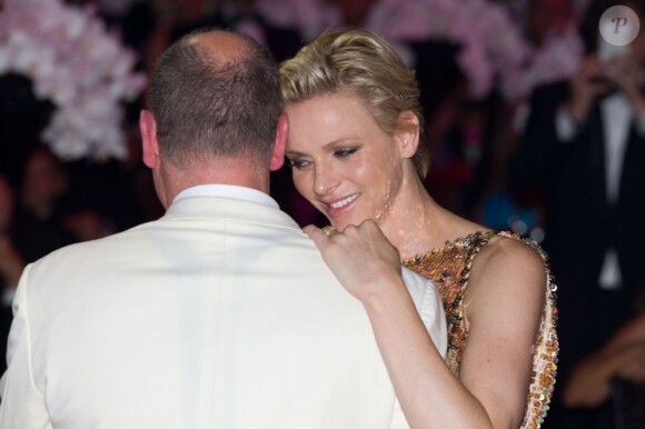 Parenthèse amoureuse pour Chalene Wittstock et le Prince Albert de Monaco, lors de leur première danse au Bal de la Croix-Rouge à Monaco, le vendredi 3 août 2012.