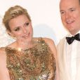 Chalene Wittstock et le Prince Albert prennent la pose lors de leur arrivée au Bal de la Croix-Rouge à Monaco, le vendredi 3 août 2012.