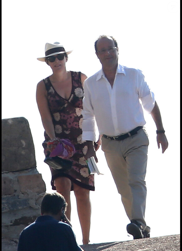 François Hollande et Valérie Trierweiler se promènent au Fort de Brégançon, le vendredi 3 août 2012.