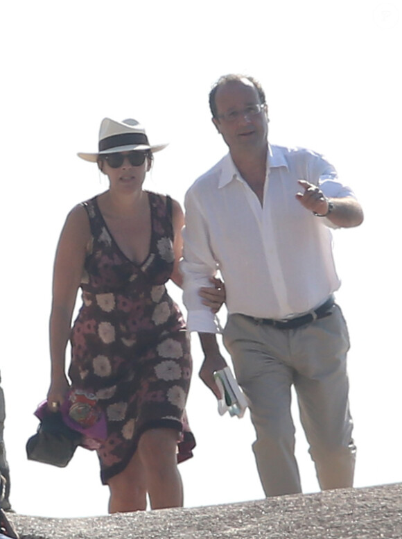 François Hollande et Valérie Trierweiler se promènent au Fort de Brégançon, le vendredi 3 août 2012.