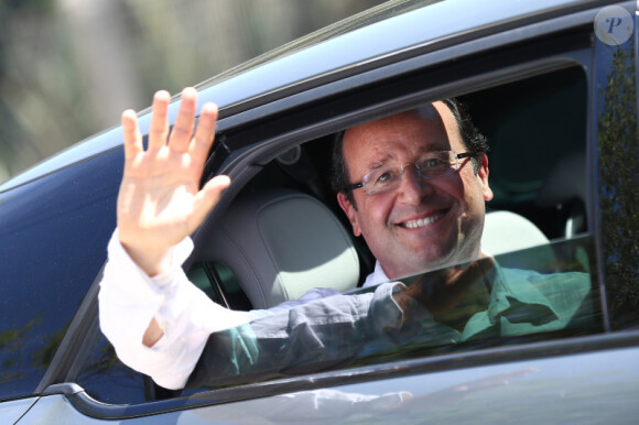 François Hollande, à bord de sa Citroën, quitte Bormes-les-Mimosas pour rentrer au Fort de Brégançon, le vendredi 3 août 2012.