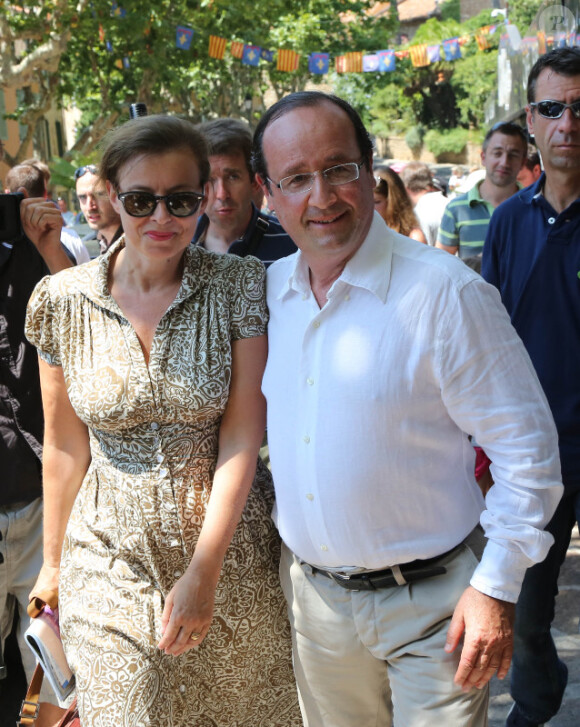 Promenade à Bormes-les-Mimosas pour François Hollande et Valérie Trierweiler, le vendredi 3 août 2012.