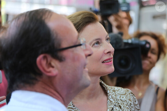 Promenade à Bormes-les-Mimosas pour François Hollande et Valérie Trierweiler, le vendredi 3 août 2012.