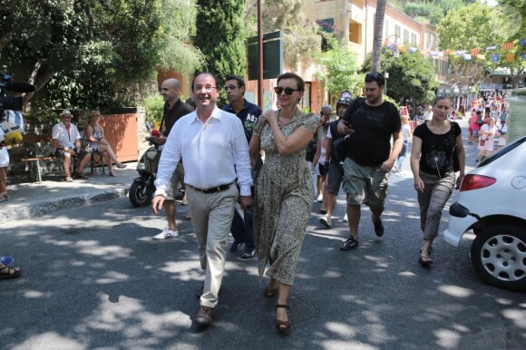 Bain de foule à Bormes-les-Mimosas pour François Hollande et Valérie Trierweiler, le vendredi 3 août 2012.