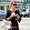 Alessandra Ambrosio s'autorise une gourmandise dans les rues de Santa Monica, après sa séance de sport. Le top a acheté une glace au yahourt pour se récompenser de ses efforts. Le 4 août 2012