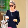 Alessandra Ambrosio s'autorise une gourmandise dans les rues de Santa Monica, après sa séance de sport. Le top a acheté une glace au yahourt pour se récompenser de ses efforts. Le 4 août 2012