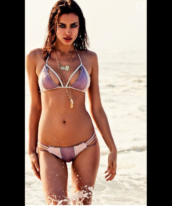 Sexy en bikini, Irina Shayk pose pour la campagne 2013 de la marque Agua Bendita.
