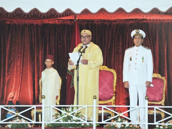 Le roi Mohammed VI entouré du prince Moulay Hassan et du prince Moulay Rachid à Rabat le 31 juillet 2012 lors de son allocution pour la Fête du Trône et le 13e anniversaire de son couronnement.