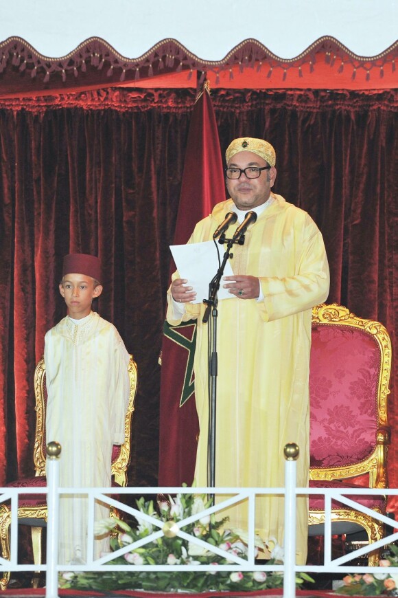 Le roi Mohammed VI avec son fils le prince héritier Moulay Hassan à Rabat le 31 juillet 2012 lors de son allocution pour la Fête du Trône et le 13e anniversaire de son couronnement.