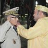 A l'occasion de la Fête du Trône et du 13e anniversaire de son couronnement, le roi Mohammed VI du Maroc présidait la cérémonie de prestation de serment des officiers lauréats des grandes écoles militaires et paramilitaires, en compagnie de son fils et héritier le prince Moulay Hassan et de son frère le prince Moulay Rachid.