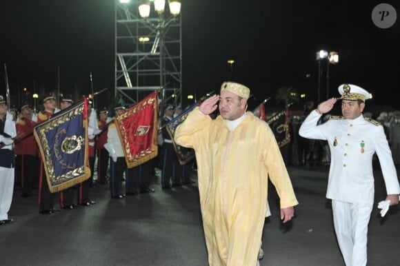 A l'occasion de la Fête du Trône et du 13e anniversaire de son couronnement, le roi Mohammed VI du Maroc présidait la cérémonie de prestation de serment des officiers lauréats des grandes écoles militaires et paramilitaires, en compagnie de son fils et héritier le prince Moulay Hassan et de son frère le prince Moulay Rachid.