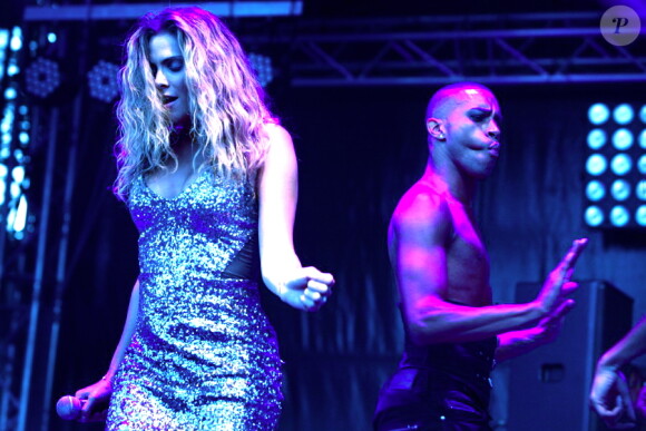 Clara Morgane met le feu lors du concert "ON THE BEACH" à Liège durant lequel elle s'est produite aux côtés du DJ Jey Didarko, son mari, et de ses danseurs Harmony et Fabso le 2 août 2012.