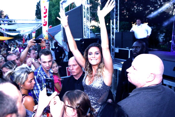 Clara Morgane lors du concert "ON THE BEACH" à Liège durant lequel elle s'est produite aux côtés du DJ Jey Didarko, son mari, et de ses danseurs Harmony et Fabso le 2 août 2012.