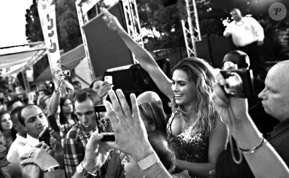 Clara Morgane lors du concert "ON THE BEACH" à Liège durant lequel elle s'est produite aux côtés du DJ Jey Didarko, son mari, et de ses danseurs Harmony et Fabso le 2 août 2012.