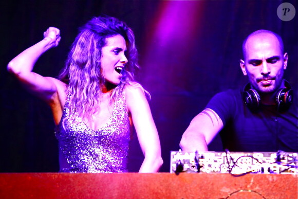 Clara Morgane : sexy et déchaînée auprès de son mari DJ Jey Didarko lors du concert "ON THE BEACH" à Liège, le 2 août 2012.