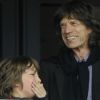 Mick et Lucas (au centre), père et fils fans de sport... Mick Jagger assistait le 6 août 2012 avec sa compagne L'Wren Scott et son fils Lucas, né de sa liaison avec Luciana Gimenez, à la soirée d'athlétisme des Jeux olympiques de Londres 2012.