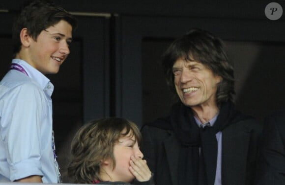 Mick et Lucas (au centre), père et fils fans de sport... Mick Jagger assistait le 6 août 2012 avec sa compagne L'Wren Scott et son fils Lucas, né de sa liaison avec Luciana Gimenez, à la soirée d'athlétisme des Jeux olympiques de Londres 2012.