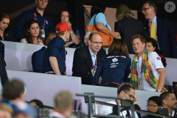 Le prince Albert II de Monaco saluant Kate Middleton, le prince William et le prince Harry, le 5 août 2012, au stade olympique.