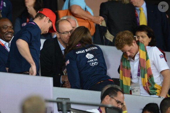 Le prince Albert II de Monaco saluant Kate Middleton, le prince William et le prince Harry, le 5 août 2012, au stade olympique.