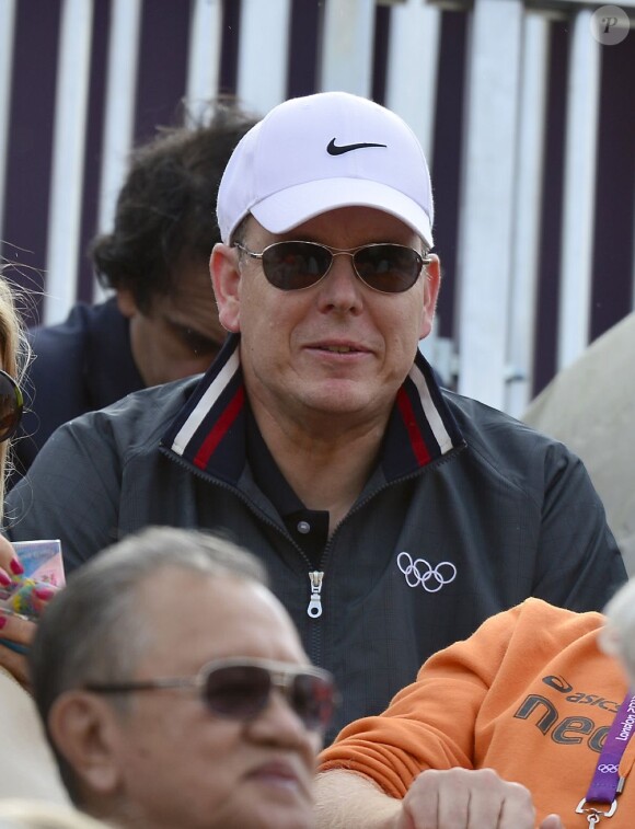 Le prince Willem-Alexander des Pays-Bas a suivi en compagnie de son ami le prince Albert II de Monaco le concours de saut d'obstacles par équipes des Jeux olympiques de Londres, le 6 août 2012, à Greenwich Park.
