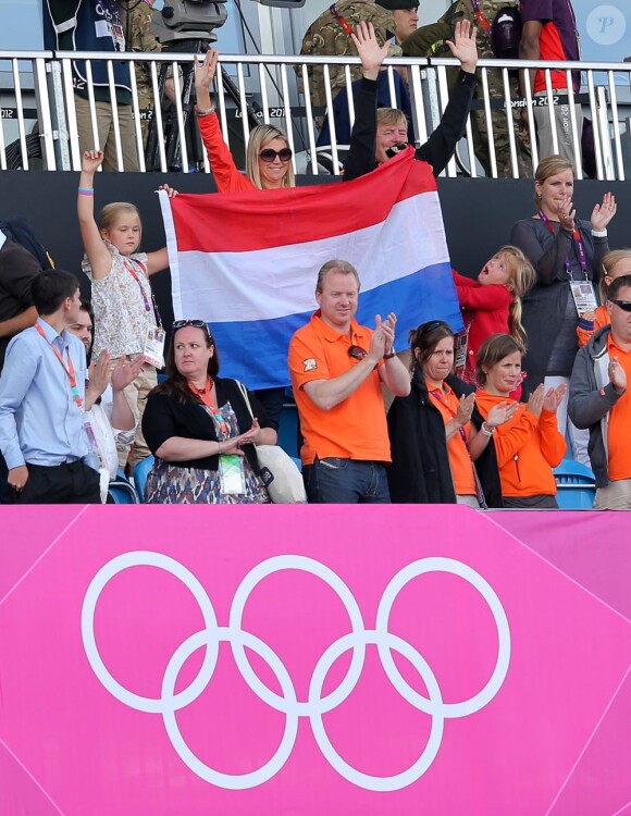 Avec leurs filles, le prince Willem-Alexander et la princesse Maxima des Pays-Bas ont encore eu l'occasion de brandir les couleurs de leur pays, à l'occasion de la victoire de leurs hockeyeurs face à l'Allemagne à la Riverbank Arena le 5 août 2012, 3 à 1.