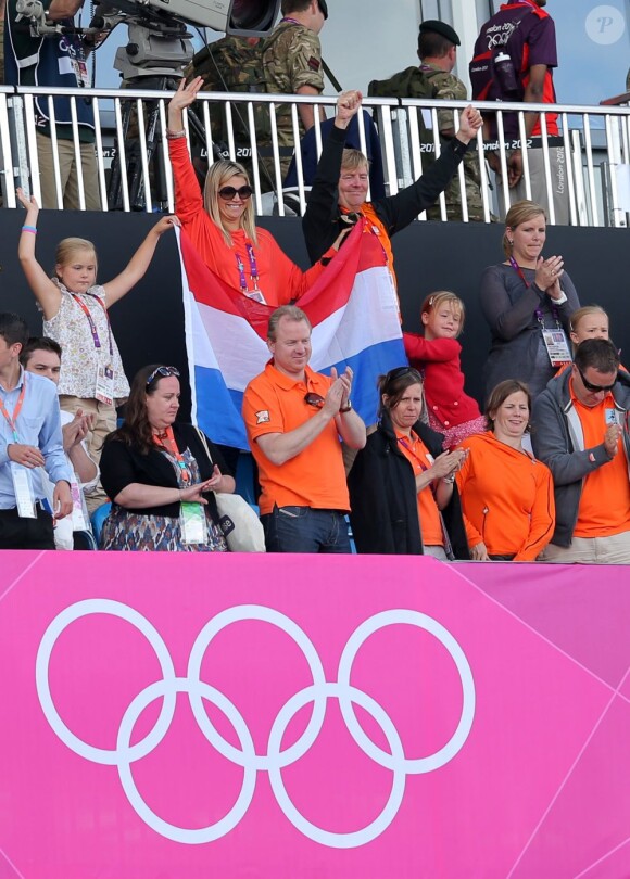 Avec leurs filles, le prince Willem-Alexander et la princesse Maxima des Pays-Bas ont encore eu l'occasion de brandir les couleurs de leur pays, à l'occasion de la victoire de leurs hockeyeurs face à l'Allemagne à la Riverbank Arena le 5 août 2012, 3 à 1.