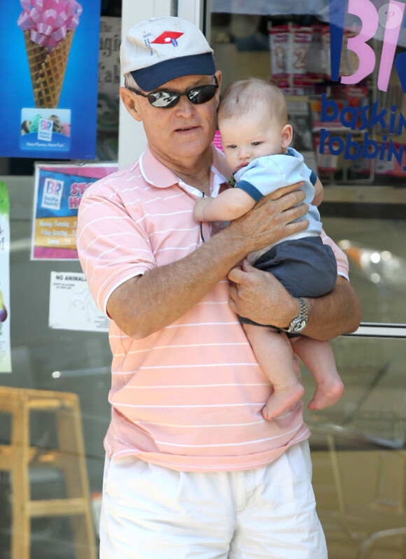 Jennifer Garner en compagnie de sa fille Seraphina et de son père William qui porte le petit Samuel dans ses bras, à Los Angeles, le 7 août 2012