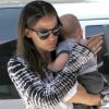 Jennifer Garner porte son petit Samuel à Los Angeles, le 7 août 2012 -