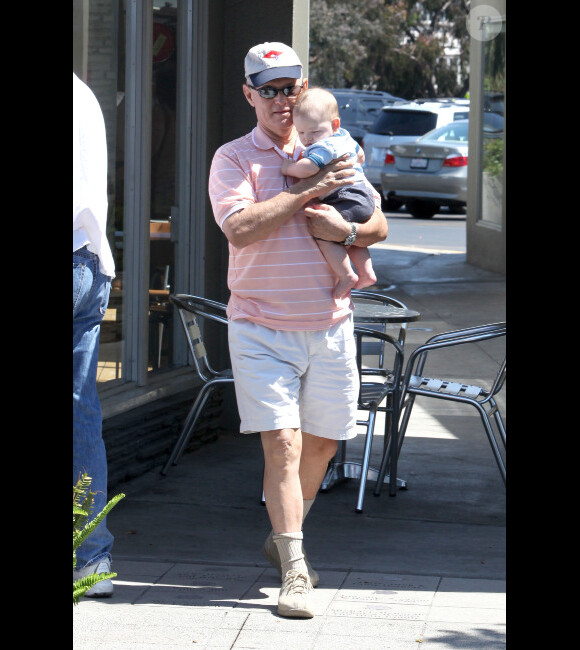 Jennifer Garner en compagnie de sa fille Seraphina et de son père William qui porte le petit Samuel dans ses bras, à Los Angeles, le 7 août 2012