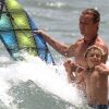 Dans les vagues, Gavin Rossdale à la plage avec son fils Kingston, à Miami le 7 août 2012
