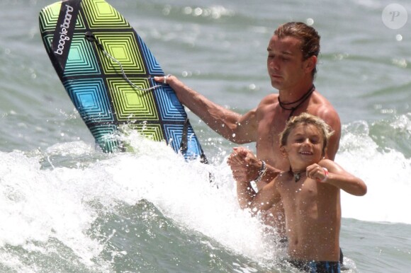 Dans les vagues, Gavin Rossdale à la plage avec son fils Kingston, à Miami le 7 août 2012