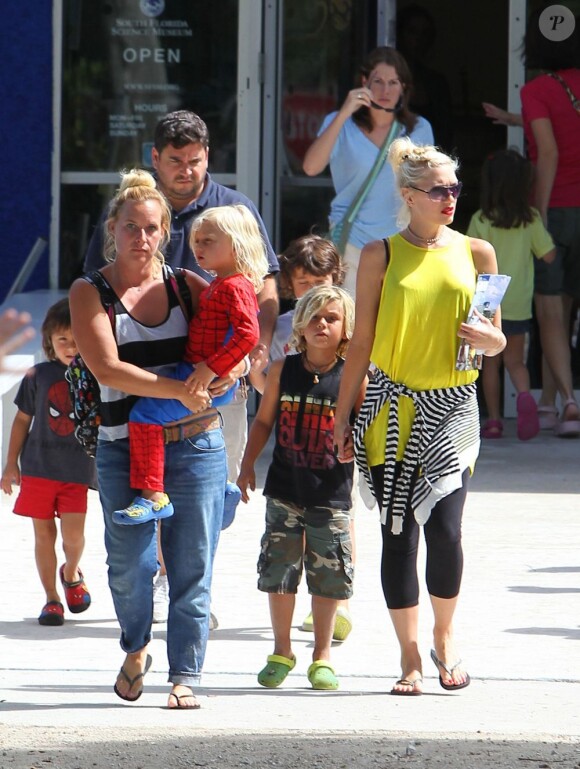 Gwen Stefani en famille, visite le musée de la science à Palm Beach avec son mari Gavin Rossdale et leurs fils Kingston et Zuma, le 6 août 2012