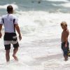 Gavin Rossdale apprend à faire du surf à son fils Kingston le 7 août 2012 à Miami