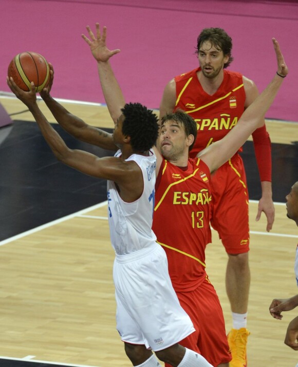 L'équipe de France de basket perd ses moyens et ses nerfs dans le dernier quart-temps, et c'est l'Espagne des frères Gasol qui accède au dernier carré du tournoi olympique des JO de Londres, le 8 août 2012.