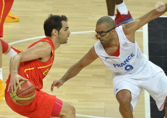 Même Tony Parker a craqué devant l'arceau, dans les dernières minutes... L'équipe de France de basket perd ses moyens et ses nerfs dans le dernier quart-temps, et c'est l'Espagne des frères Gasol qui accède au dernier carré du tournoi olympique des JO de Londres, le 8 août 2012.