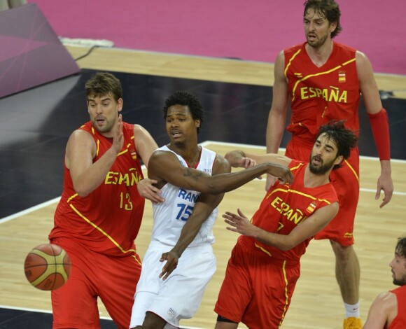L'équipe de France de basket perd ses moyens et ses nerfs dans le dernier quart-temps, et c'est l'Espagne des frères Gasol qui accède au dernier carré du tournoi olympique des JO de Londres, le 8 août 2012.