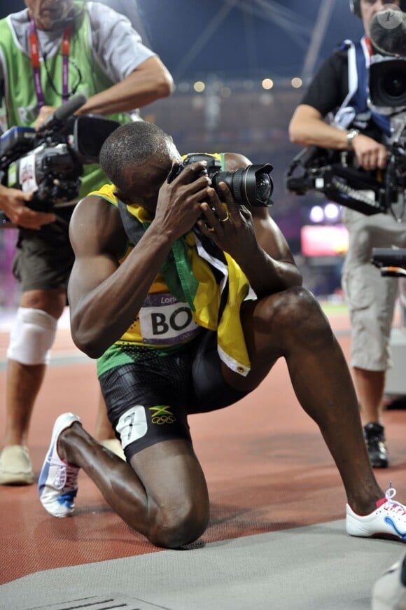 Usain Bolt avec l'appareil d'un photographe suédois d'Aftonbladet. Il a conservé en 19"32 sa couronne olympique sur 200m aux Jeux de Londres le 9 août 2012. L'Eclair jamaïcain est le premier athlète à défendre avec succès deux médailles d'or olympiques (100 et 200m) sur deux olympiades consécutives. Il est le plus grand sprinteur de tous les temps. Une légende.