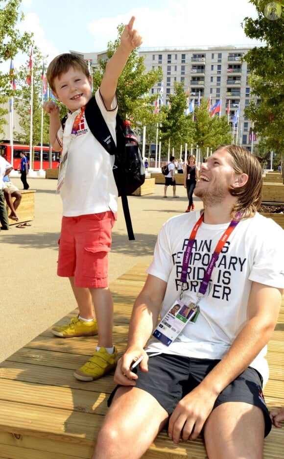 Le prince Christian de Danemark se prend pour Usain Bolt sous le regard amusé de Mikkel Hansen, le 9 août 2012 au village olympique des JO de Londres, à Stratford.